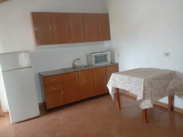 Tirane, jepet me qera apartament 1+1 Kati 4, 60 m² 320 € (Rruga Jordan Misja, prane shinave te trenit.)