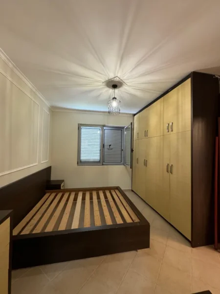 Tirane, jepet me qera apartament 3+1 Kati 5, 110 m² 550 € (FRESKU)