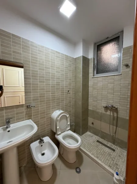 Tirane, jepet me qera apartament 3+1 Kati 5, 110 m² 550 € (FRESKU)