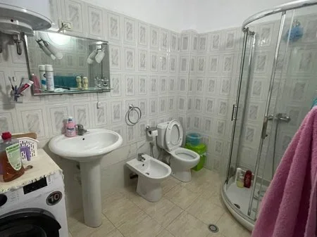 Tirane, shitet apartament 2+1 Kati 4, 200.000 € 