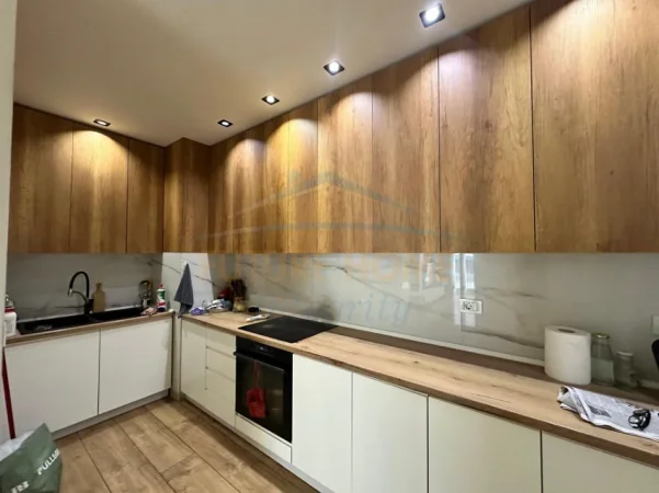 Tirane, shitet apartament 2+1+2+Post Parkimi, Kati 3, 108 m² 260.000 € (Ali Demi)