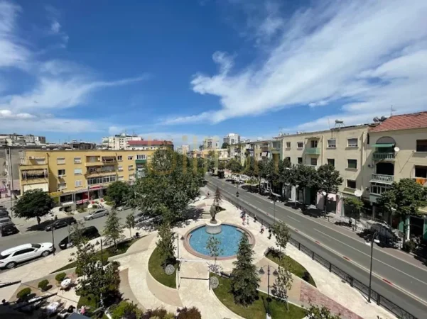 Tirane, jepet me qera 2+1+Ballkon , 120 m² 1.200 € (Rruga e Durresit)