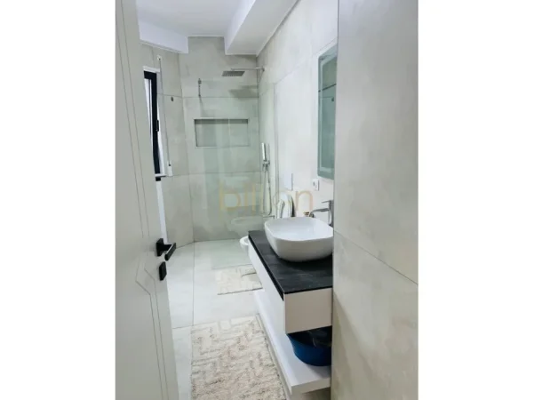 Tirane, jepet me qera 2+1+Ballkon , 120 m² 1.200 € (Rruga e Durresit)