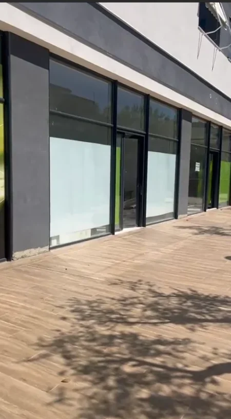 Tirane, jepet me qera ambjent biznesi Kati 0, 55 m² 700 € (Rr. Ali Shefqeti)