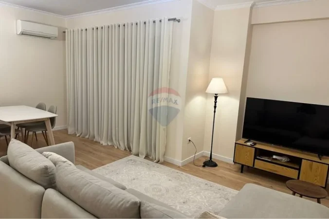 Tirane, jepet me qera apartament 2+1+Ballkon Kati 6, 95 m² 1.000 € (Kompleksi Delijorgji)