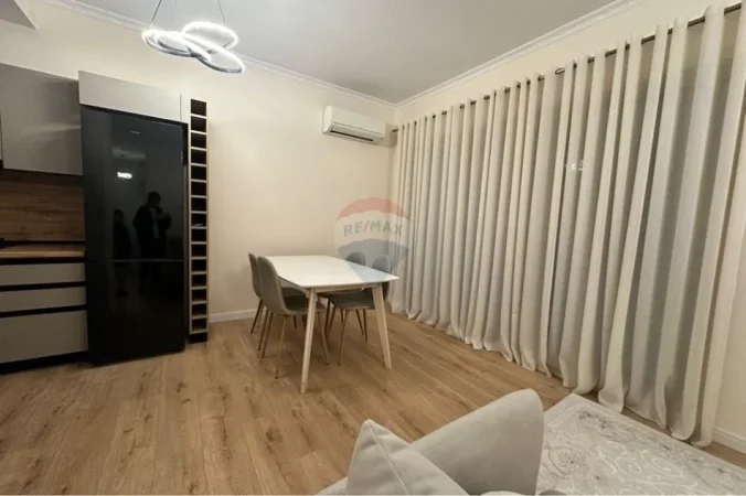Tirane, jepet me qera apartament 2+1+Ballkon Kati 6, 95 m² 1.000 € (Kompleksi Delijorgji)