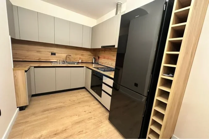 Tirane, jepet me qera apartament 2+1+Ballkon Kati 6, 95 m² 1.000 € (Kompleksi Delijorgji)