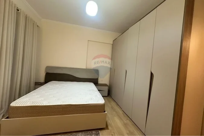 Tirane, jepet me qera apartament 2+1+Ballkon Kati 6, 95 m² 1.000 € (Kompleksi Delijorgji)