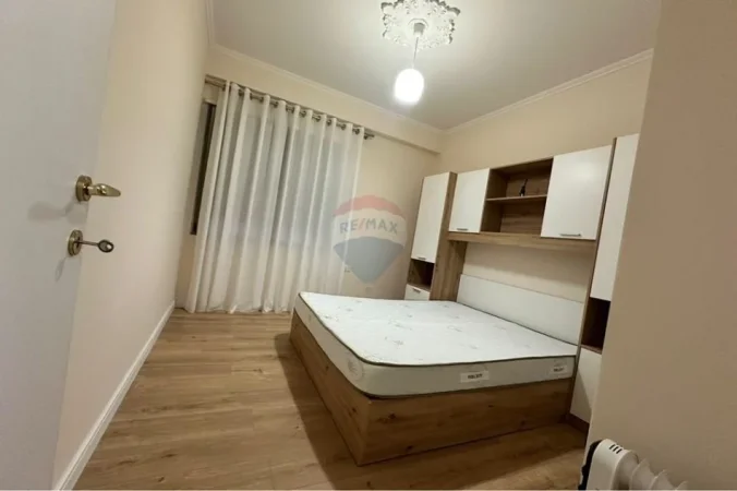 Tirane, jepet me qera apartament 2+1+Ballkon Kati 6, 95 m² 1.000 € (Kompleksi Delijorgji)