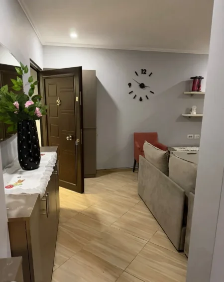 Tirane, jepet me qera apartament 1+1 Kati 1, 70 m² 500 € (BULEVARDI ZOGU I PARE)