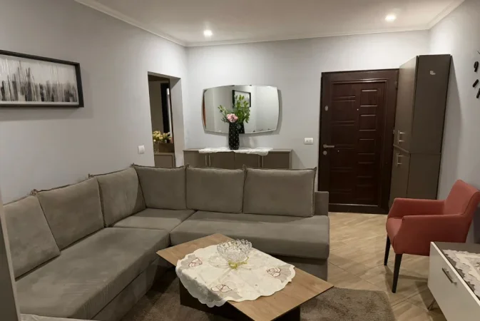 Tirane, jepet me qera apartament 1+1 Kati 1, 70 m² 500 € (BULEVARDI ZOGU I PARE)
