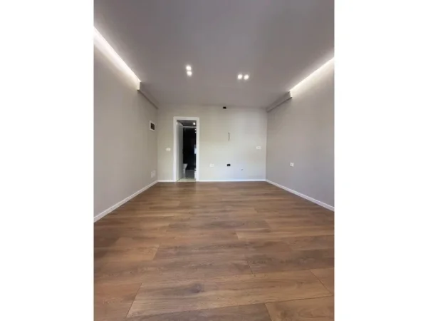 Tirane, jepet me qera zyre , 28 m² 400 € (rruga elbasanit)