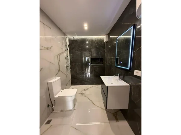 Tirane, jepet me qera zyre , 28 m² 400 € (rruga elbasanit)