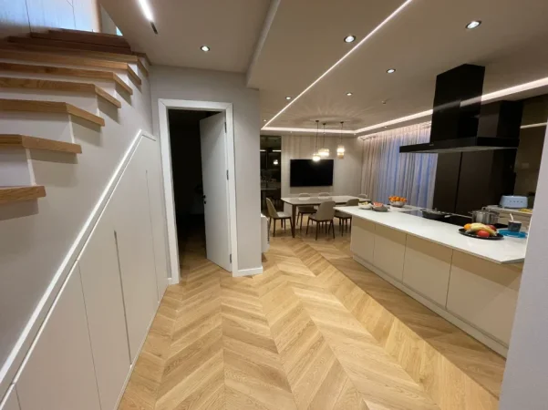 Tirane, shitet Vile 4+1+Aneks+Ballkon Kati 0, 299 m² 1.000.000 € 