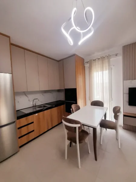 Tirane, jepet me qera Apartament 2+1, Kati 5, Mobiluar ,Çmimi 50.000 Lekë të Reja, LAPRAKË, Tiranë.