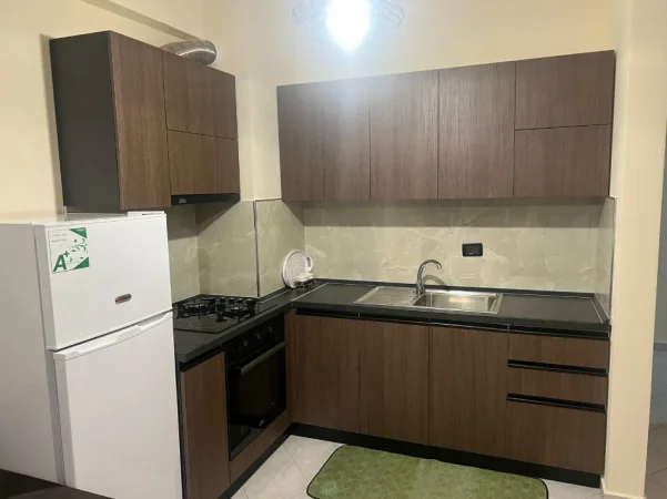 Tirane, jepet me qera apartament 1+1 Kati 4, 65 m² 550 € (Rruga Mikel Maruli)