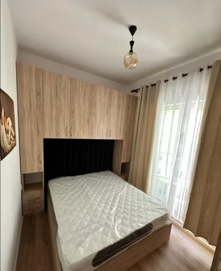 Tirane, jepet me qera apartament 1+1 Kati 2, 50 m² 450 € (Ali Demi Kompleksi Kadiu)