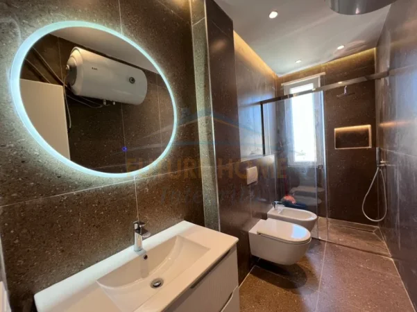 Tirane, shitet apartament 2+1+Ballkon Kati 4, 79 m² 235.000 € (Brryli)
