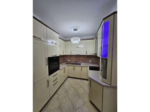 Tirane, jepet me qera apartament 2+1 Kati 3, 105 m² 580 € (JORDAN MISJA)