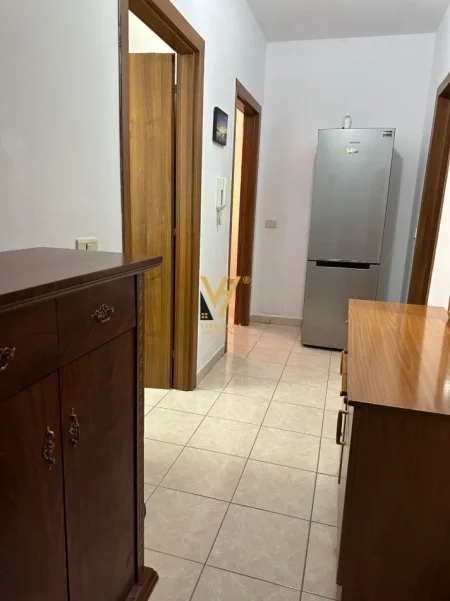 Tirane, jepet me qera apartament 1+1+Ballkon Kati 8, 63 m² 600 € (KOMUNA E PARISIT)