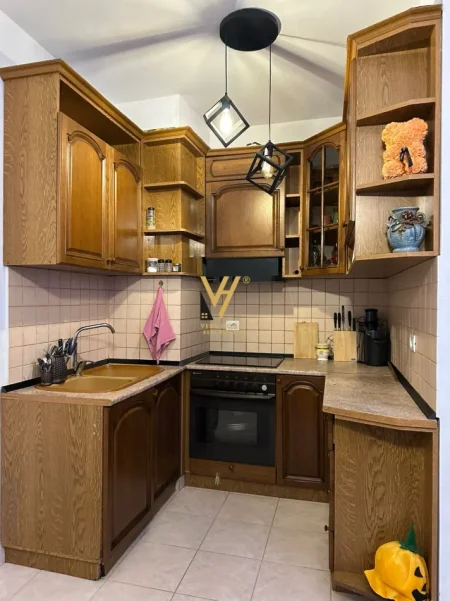 Tirane, jepet me qera apartament 1+1+Ballkon Kati 8, 63 m² 600 € (KOMUNA E PARISIT)