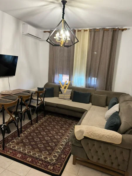 Tirane, jepet me qera apartament 1+1+Ballkon Kati 8, 63 m² 600 € (KOMUNA E PARISIT)