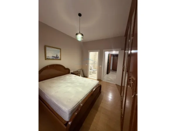 Tirane, jepet me qera apartament 2+1+Ballkon Kati 3, 96 m² 600 € (Rruga e dibres)