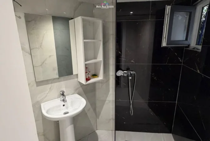 Tirane, jepet me qera apartament 1+1 Kati 1, 65 m² 520 € (Rruga Sitki Cico)