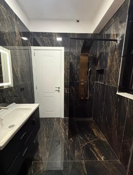 Tirane, jepet me qera apartament 2+1+Ballkon Kati 3, 110 m² 62.000 € (Urban Gate , Astir)