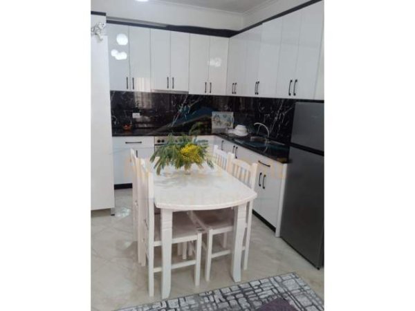 Tirane, jepet me qera apartament 1+1 Kati 2, 70 m² 300 Euro (Fresk)