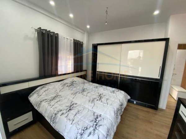 Tirane, jepet me qera apartament 2+1 Kati 12, 90 m² 750 Euro (Komuna e Parisit)