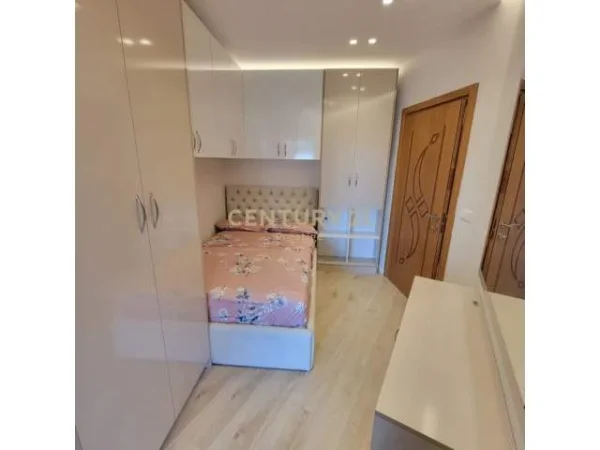 Tirane, jepet me qera apartament 1+1 Kati 1, 50 m² 400 Euro (fresku)