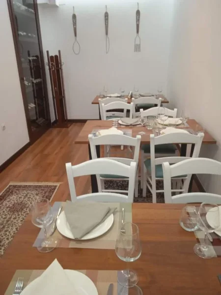 Tirane, shitet bar-resorant Kati 0, 140 m² 500.000 Euro