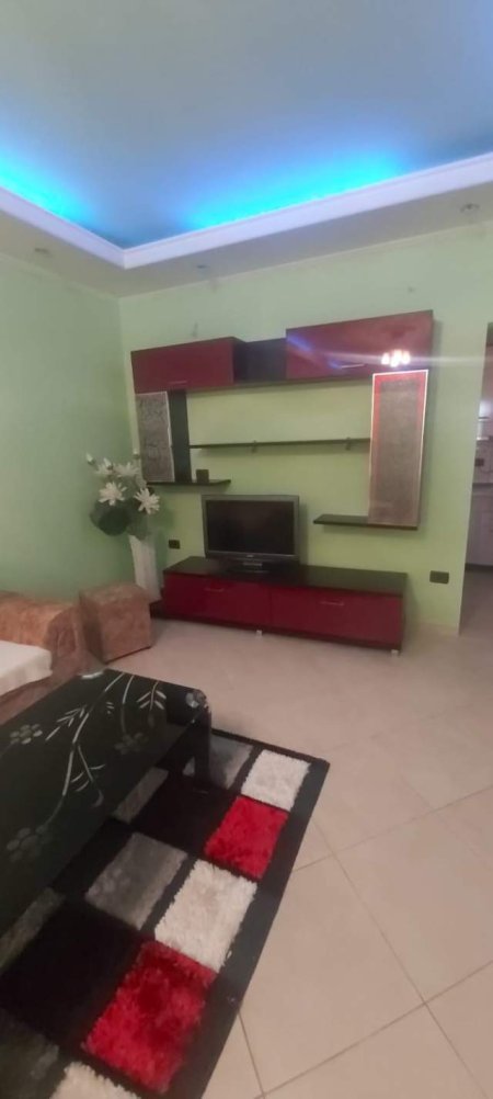 Tirane, jepet me qera Vile 1+1 Kati 2, 65 m² 350Euro (Shkoze)
