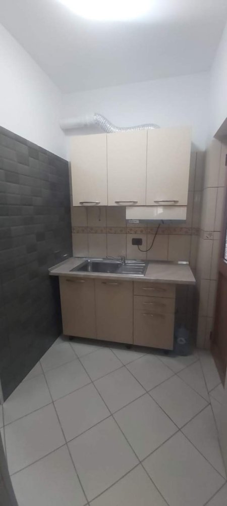 Tirane, jepet me qera Vile 1+1 Kati 2, 65 m² 350Euro (Shkoze)