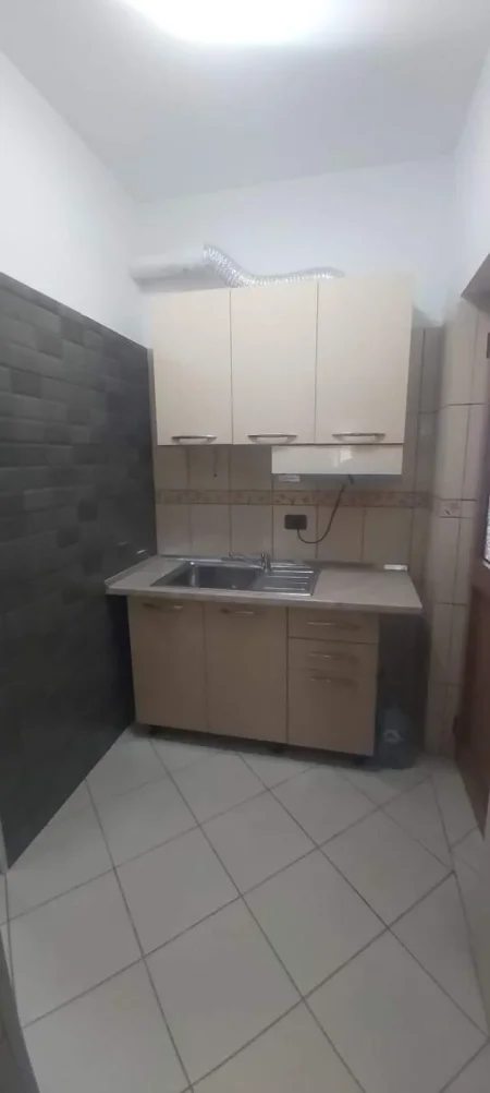 Tirane, jepet me qera Vile 1+1 Kati 2, 65 m² 350Euro (Shkoze)