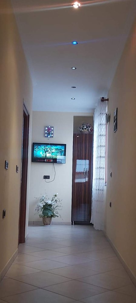 Tirane, jepet me qera Vile 1+1 Kati 2, 65 m² 350Euro (Shkoze)