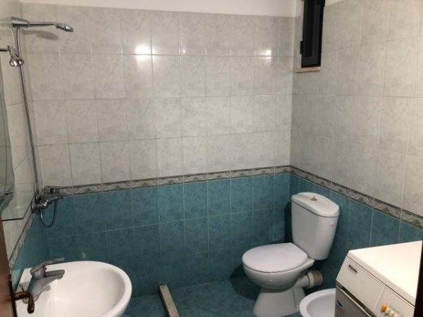 Tirane, jepet me qera apartament 2+1+BLK Kati 4, 85 m² 500 Euro (Rruga Peti)