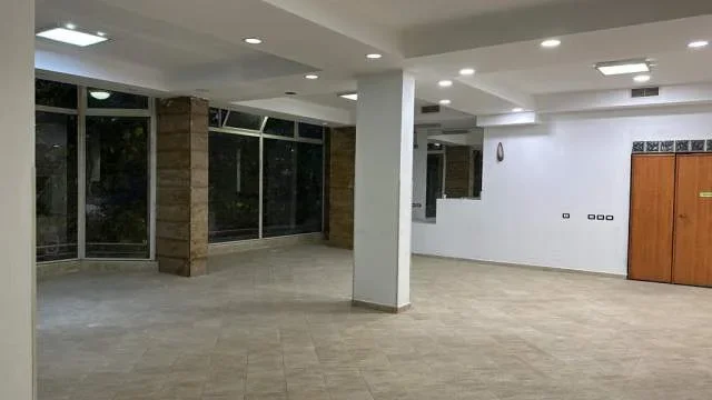 Tirane, jepet me qera ambjent biznesi Kati 0, 200 m² 1.600 Euro (HOXHA TASIM)