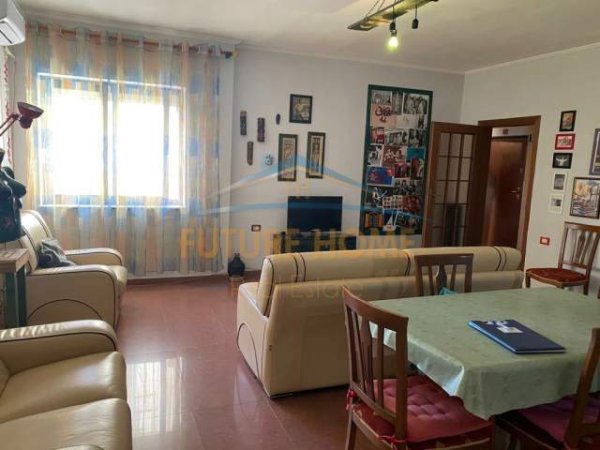 Tirane, jepet me qera apartament 1+1 Kati 3, 67 m² 600 Euro (SHESHI WILLSON)