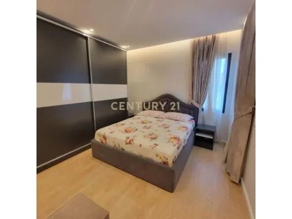 Tirane, jepet me qera apartament 1+1+BLK 60 m² 400 Euro (fresku)