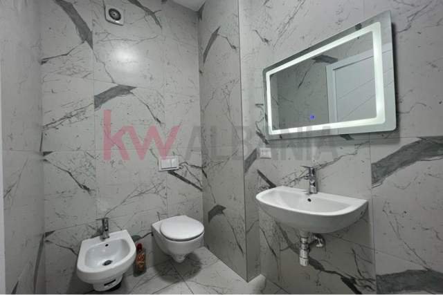 Tirane, jepet me qera apartament 1+1+BLK Kati 8, 64 m² 800 Euro (Rruga Dibres)