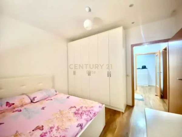 Tirane, jepet me qera apartament 2+1+BLK 92 m² 650 Euro (liqeni)