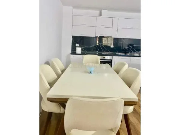 Tirane, jepet me qera apartament 2+1+BLK 92 m² 650 Euro (liqeni)