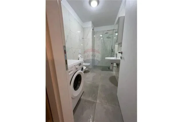 Tirane, jepet me qera apartament 1+1 Kati 9, 78 m² 450 Euro