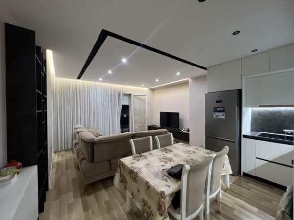 Tirane, jepet me qera apartament duplex 3+1 Kati 5, 107 m² 600 Euro (UNAZA E RE)