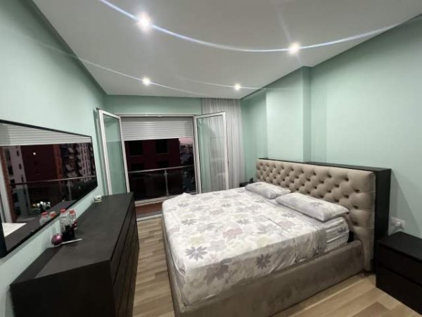 Tirane, jepet me qera apartament duplex 3+1 Kati 5, 107 m² 600 Euro (UNAZA E RE)