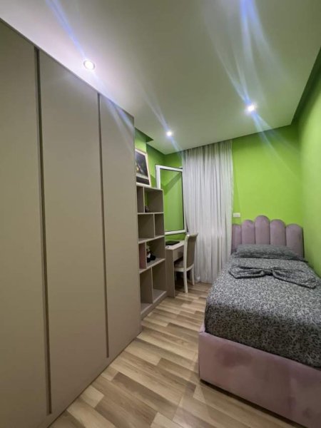 Tirane, jepet me qera apartament duplex 3+1 Kati 5, 107 m² 600 Euro (UNAZA E RE)