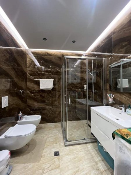 Tirane, jepet me qera apartament duplex 3+1 Kati 5, 107 m² 600 Euro (UNAZA E RE)