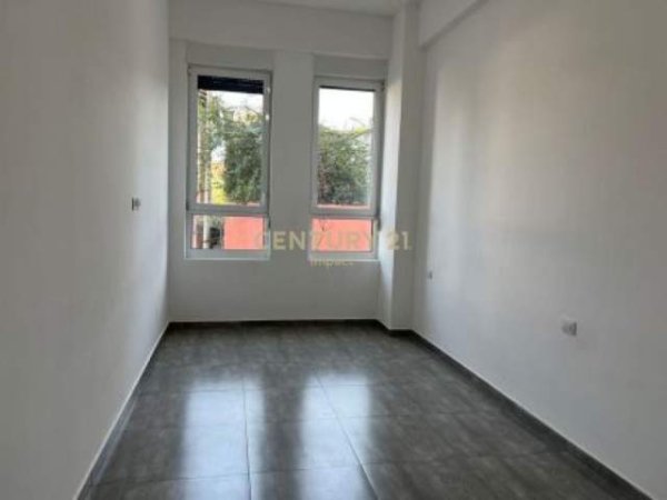 Tirane, jepet me qera apartament 1+1 Kati 1, 84 m² 400 Euro (Rruga Frosina Plaku)